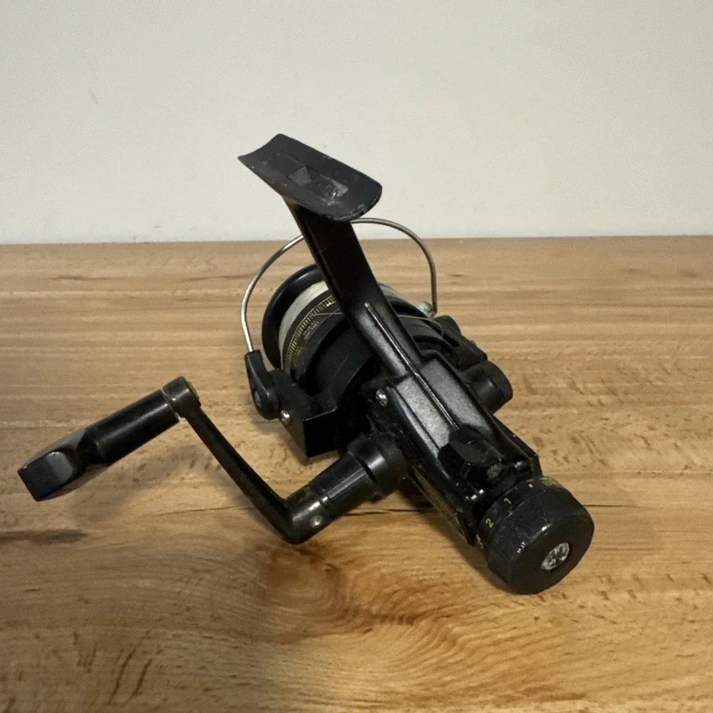 Daiwa Spinning Fishing Reel Model RG1650 Rear Drag Ball Bearing Japan Black